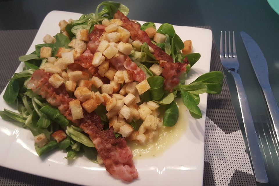 Feldsalat mit Kartoffeldressing, Speck und Croûtons