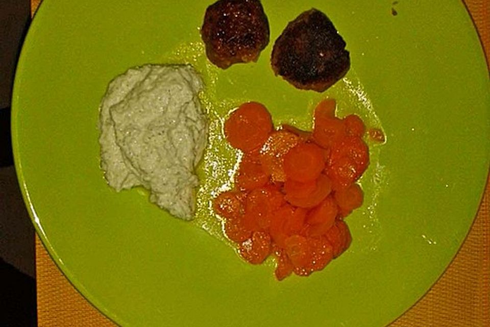 Falafel mit Möhrengemüse und Joghurtsoße