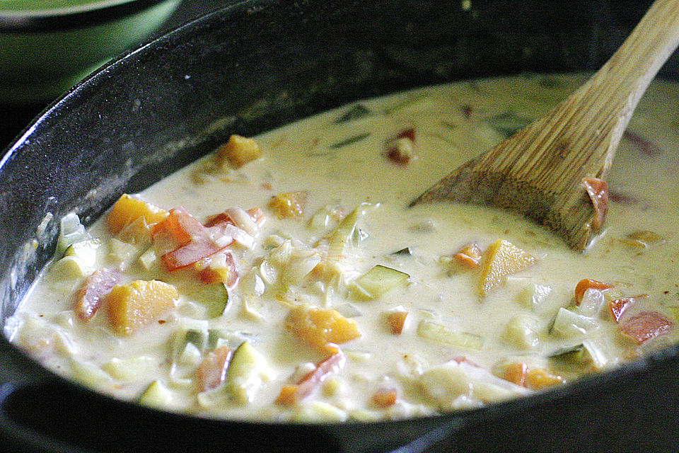 Gemüsesuppe mit eingelegtem Kürbis