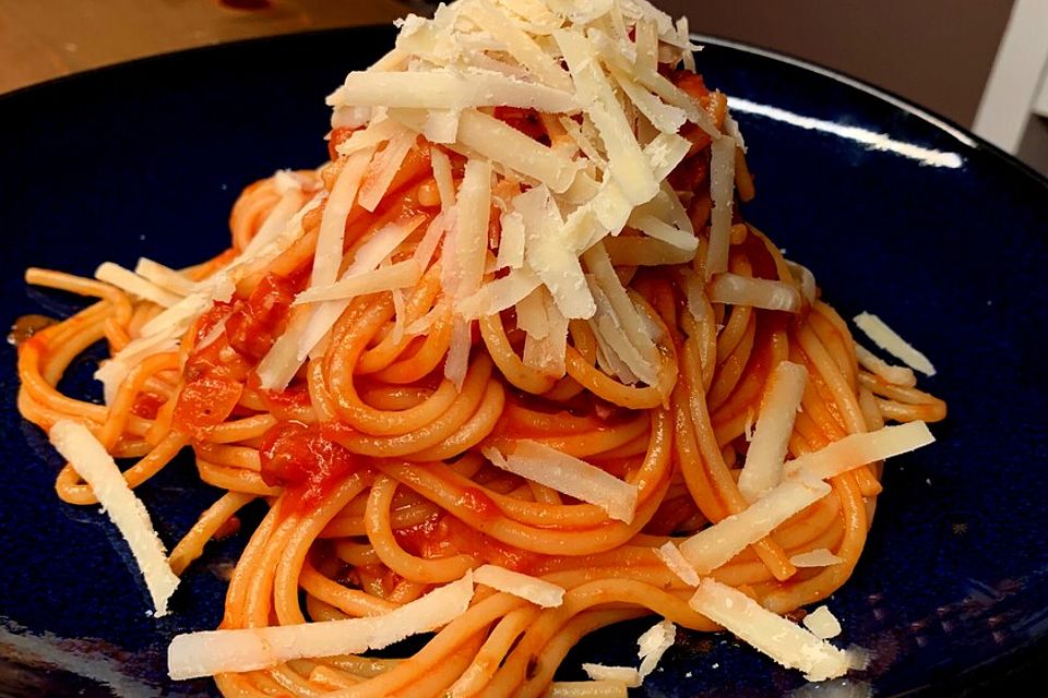 Tomaten-Spaghetti mit Speck und Salbei