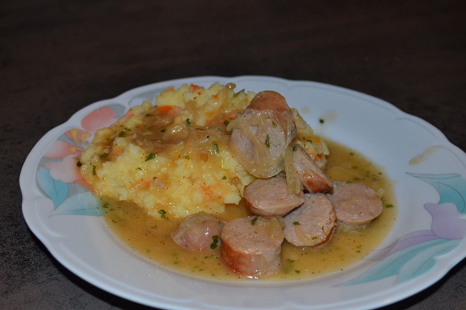 Bratwurstgulasch mit Karotten-Kartoffel-Stampf