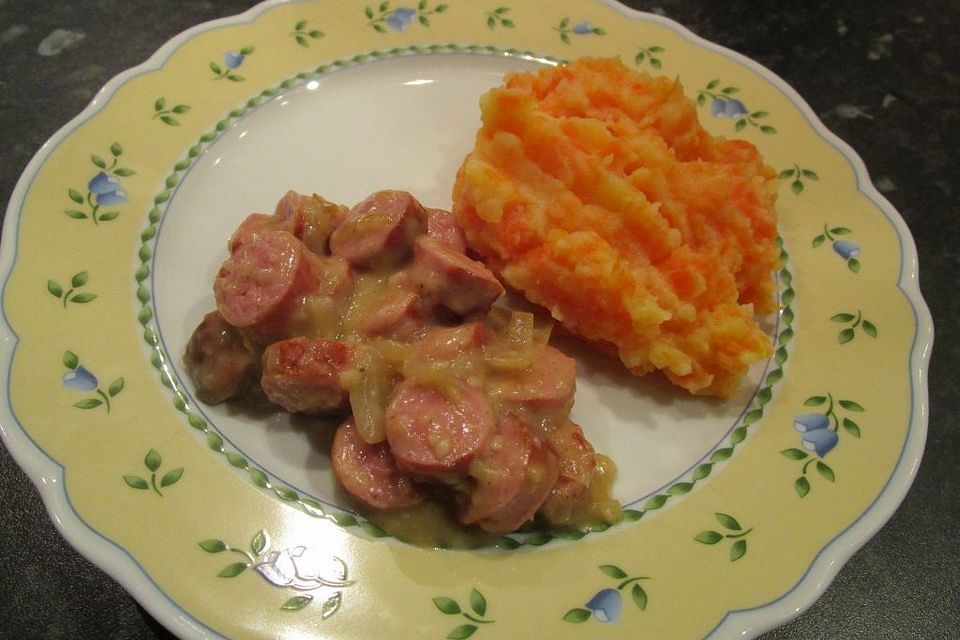 Bratwurstgulasch mit Karotten-Kartoffel-Stampf