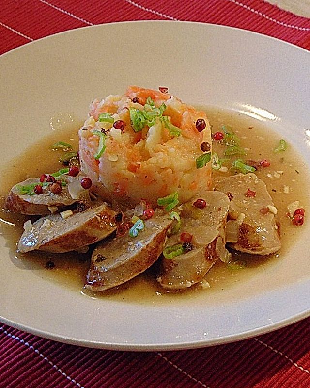 Bratwurstgulasch mit Karotten-Kartoffel-Stampf