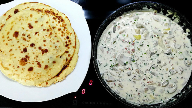 Pfannkuchen mit Pilzen und Speck an Cognac-Schmandsoße von FredJupiter