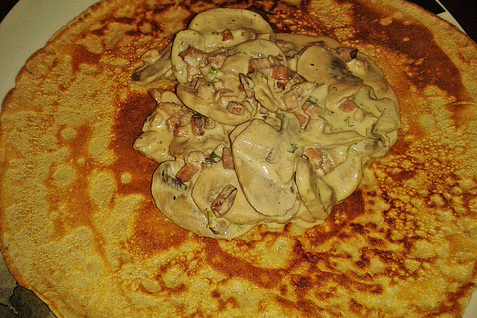 Pfannkuchen mit  Pilzen und Speck an Cognac-Schmandsoße