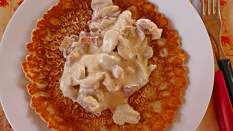 Pfannkuchen mit Pilzen und Speck an Cognac-Schmandsoße von FredJupiter