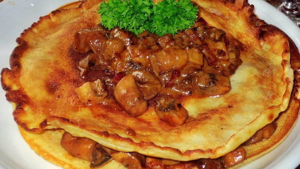 Pfannkuchen mit Pilzen und Speck an Cognac-Schmandsoße von FredJupiter