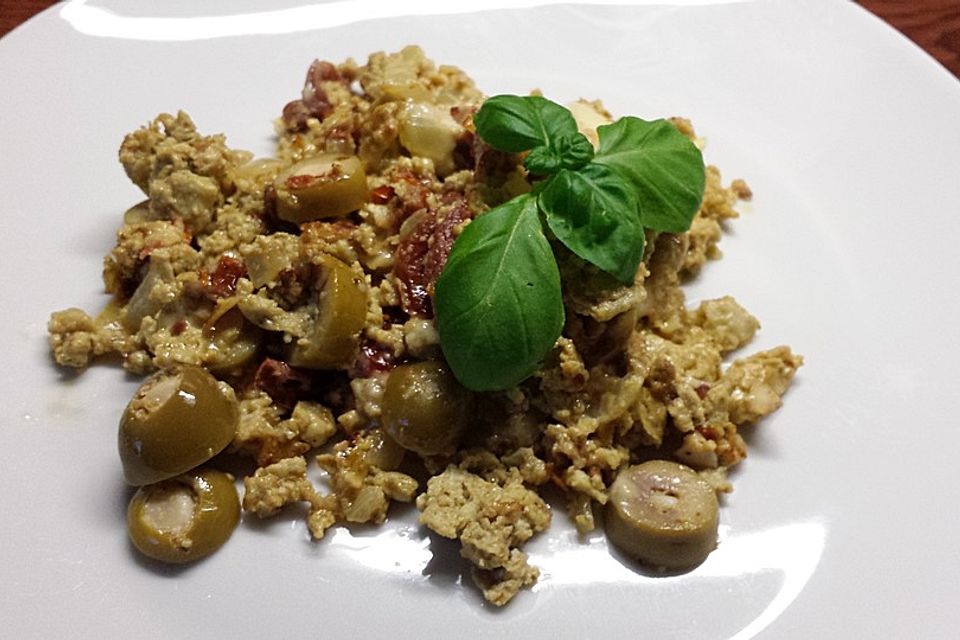 Resterührei mit Pesto und getrockneten Tomaten