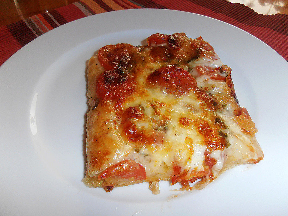 Pizza mit Tomaten, Basilikum, Mozzarella und Parmesan von VIP ...