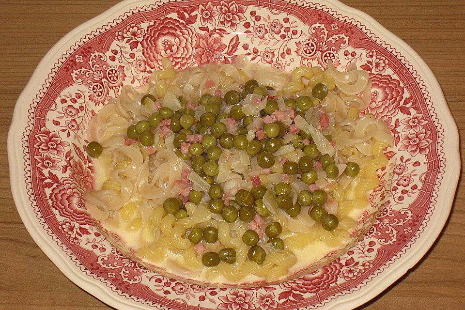 Pasta in Weißweinsahnesoße mit Erbsen