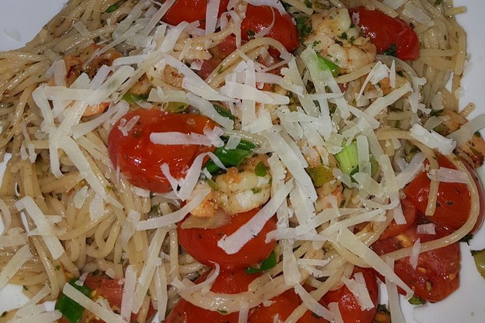 Pasta mit Garnelen und Cherrytomaten