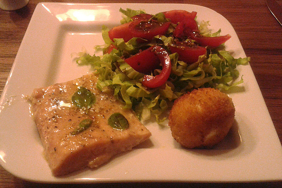 Gegarter Lachs an Salat mit frittiertem Ei