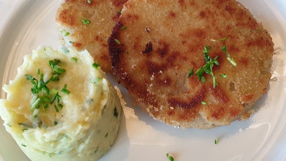 Panierte Kohlrabischnitzel an Kartoffel-Kohlrabiblätter-Püree von movostu Panierte Kohlrabischnitzel an Kartoffel-Kohlrabiblätter-Püree von movostu
