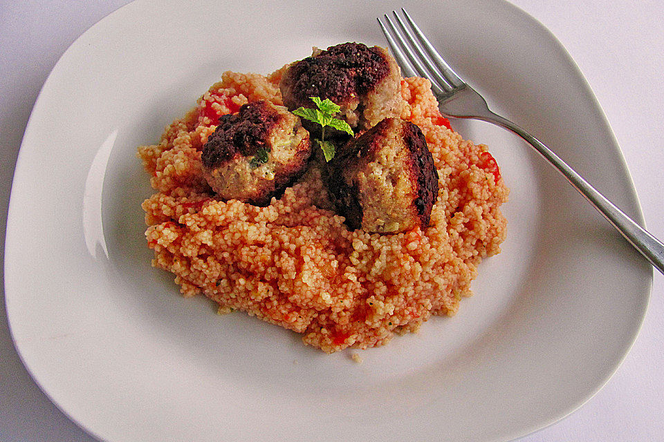 Minz-Hackbällchen auf Tomaten-Bulgur