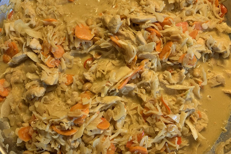 Thailändisches Kokos-Weißkohl-Huhn mit Erdnüssen