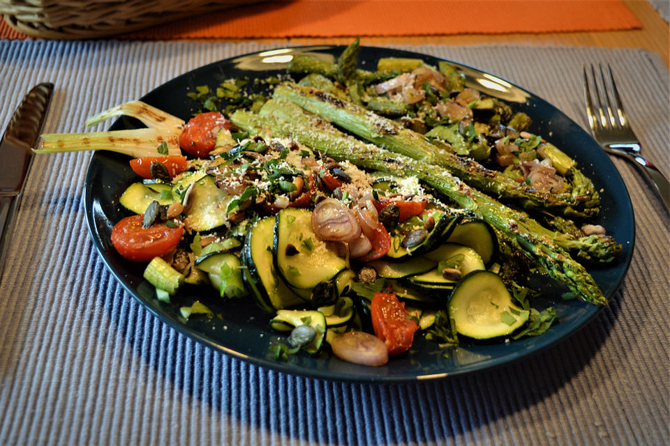 Zucchinicarpaccio mit Spargel und Tomaten