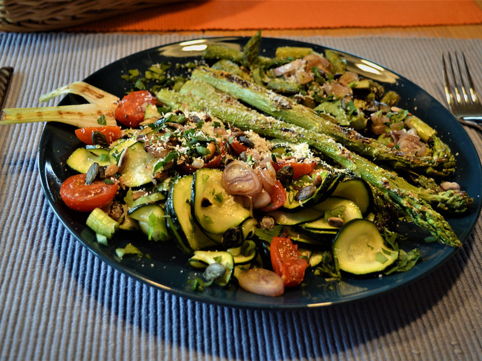 Zucchinicarpaccio mit Spargel und Tomaten von Andy_Eggert| Chefkoch
