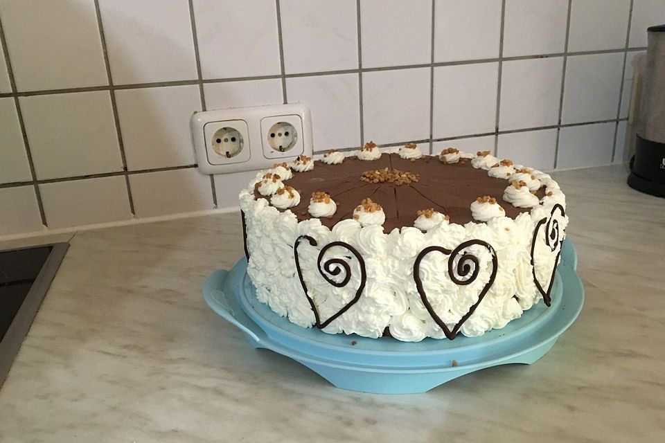 Schokoladentorte mit Schokoladenbuttercreme Schokoladentorte mit Schokoladenbuttercreme