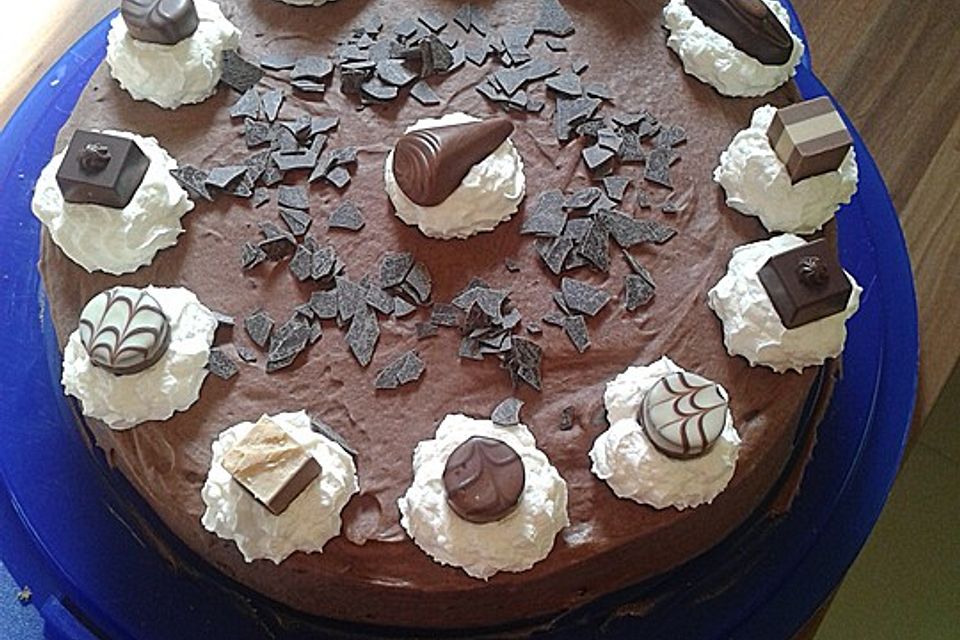 Schokoladentorte mit Schokoladenbuttercreme Schokoladentorte mit Schokoladenbuttercreme