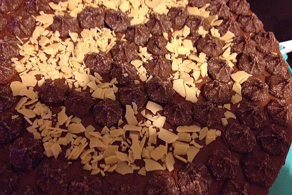 Schokoladentorte mit Schokoladenbuttercreme Schokoladentorte mit Schokoladenbuttercreme