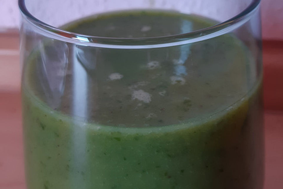 Grüner Kiwi-Bananen Smoothie mit Radieschengrün