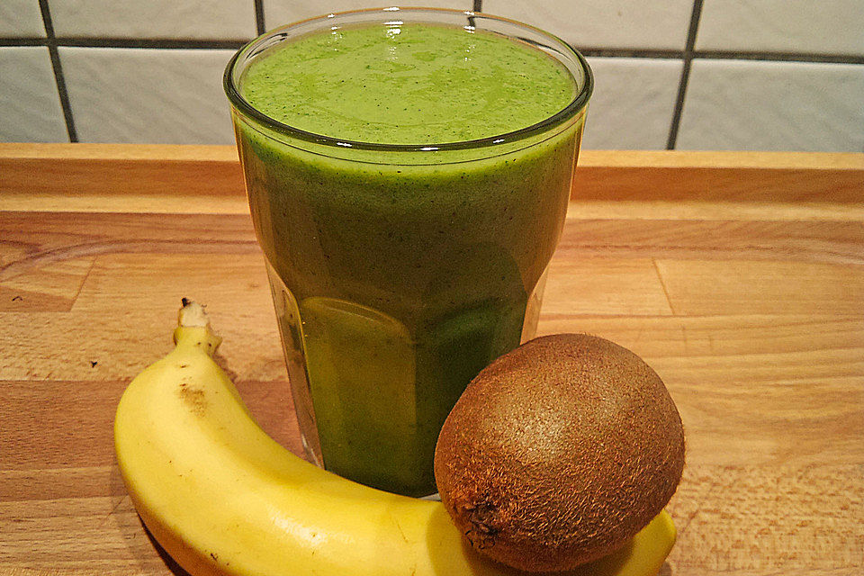 Grüner Kiwi-Bananen Smoothie mit Radieschengrün