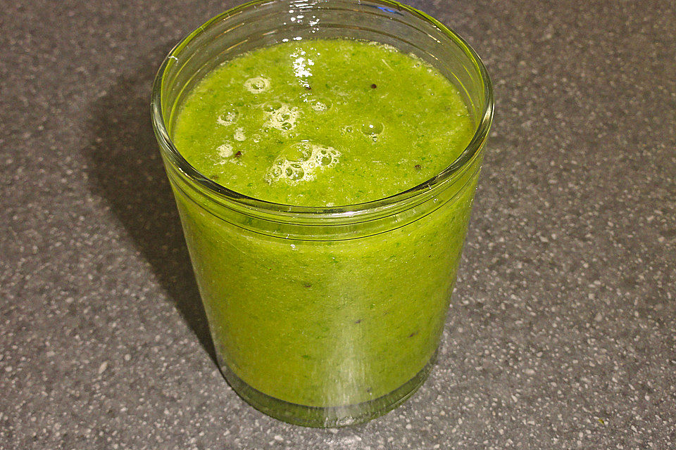 Grüner Kiwi-Bananen Smoothie mit Radieschengrün