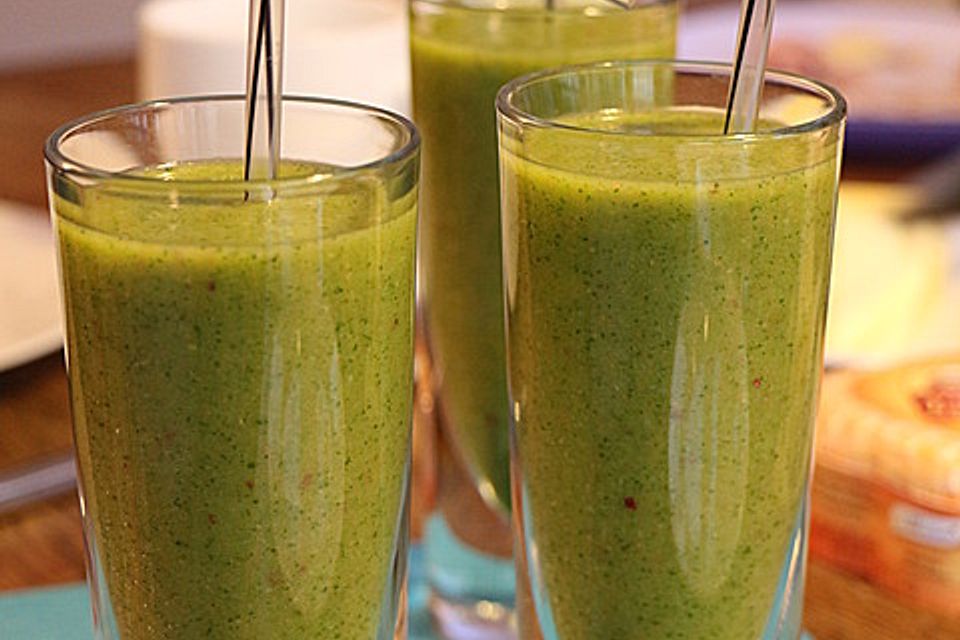 Grüner Kiwi-Bananen Smoothie mit Radieschengrün