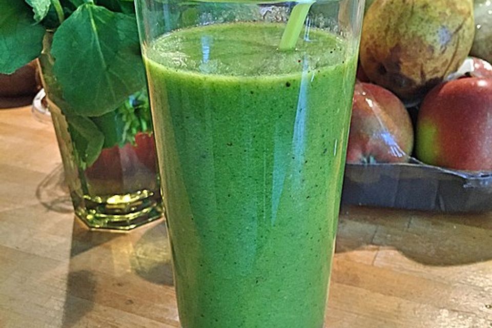 Grüner Kiwi-Bananen Smoothie mit Radieschengrün