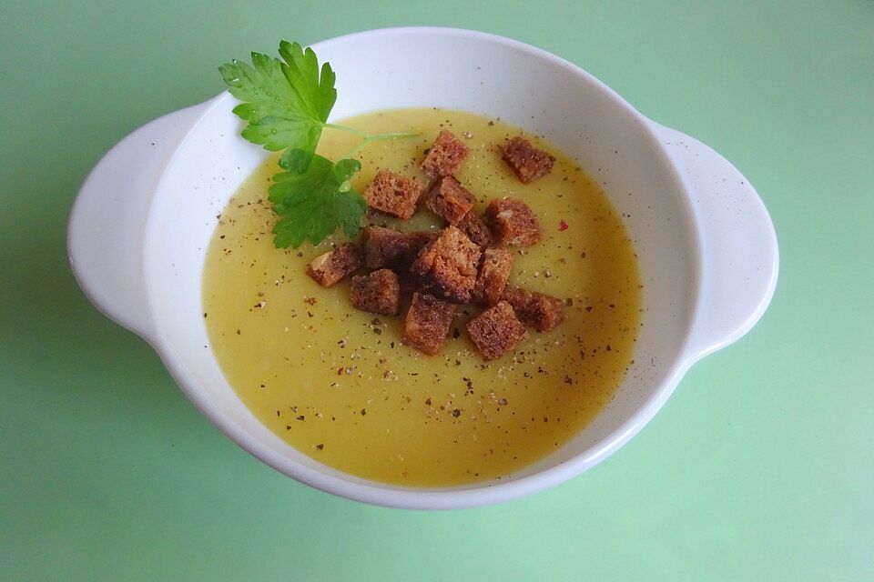 Fruchtige Selleriesuppe mit Vollkorncroutons