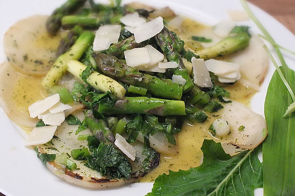 Warmer Frühlingssalat mit Mairübchen, grünem Spargel und Bärlauch