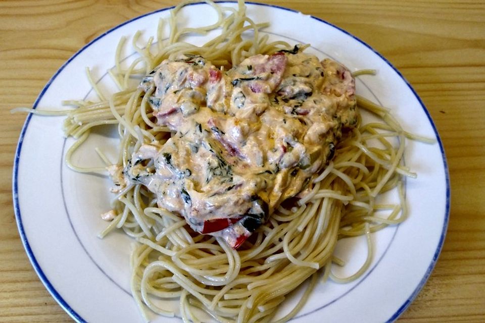 Pasta mit Bärlauch-Frischkäse-Soße und Cocktailtomaten