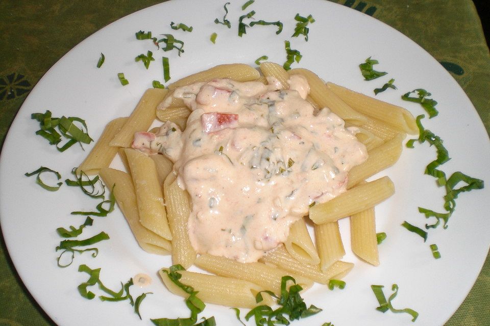 Pasta mit Bärlauch-Frischkäse-Soße und Cocktailtomaten