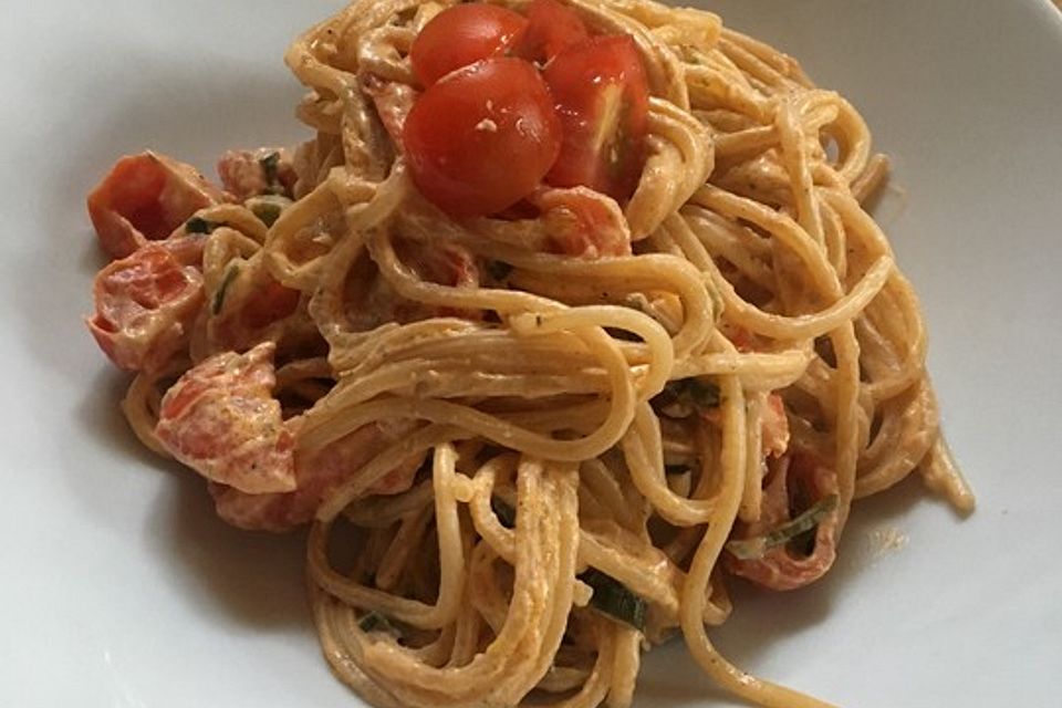 Pasta mit Bärlauch-Frischkäse-Soße und Cocktailtomaten