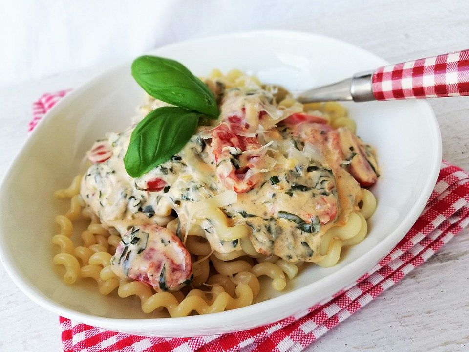 Pasta mit Bärlauch-Frischkäse-Sauce und Cocktailtomaten von ManuGro ...