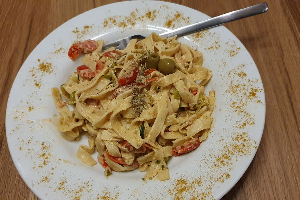 Pasta mit Bärlauch-Frischkäse-Soße und Cocktailtomaten