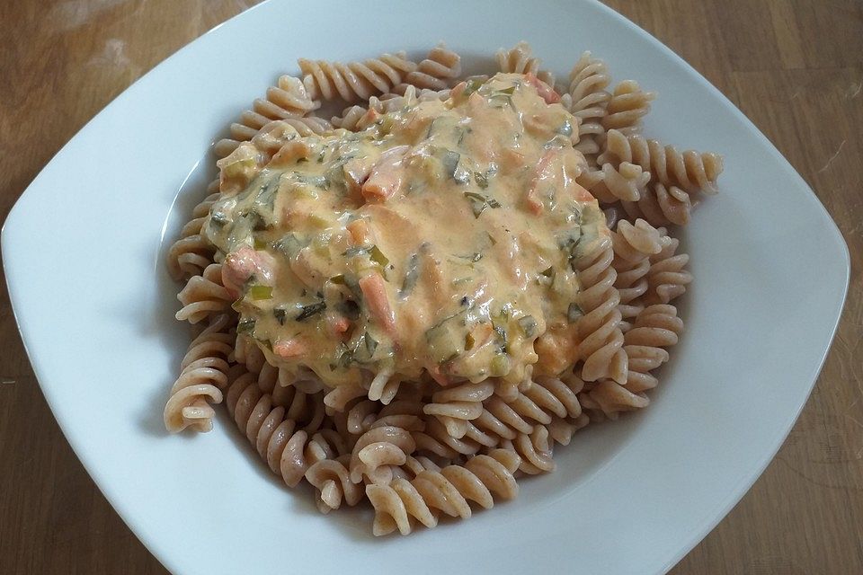 Pasta mit Bärlauch-Frischkäse-Soße und Cocktailtomaten