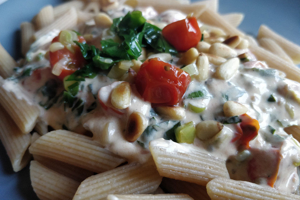 Pasta mit Bärlauch-Frischkäse-Soße und Cocktailtomaten