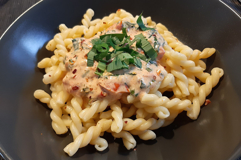 Pasta mit Bärlauch-Frischkäse-Soße und Cocktailtomaten