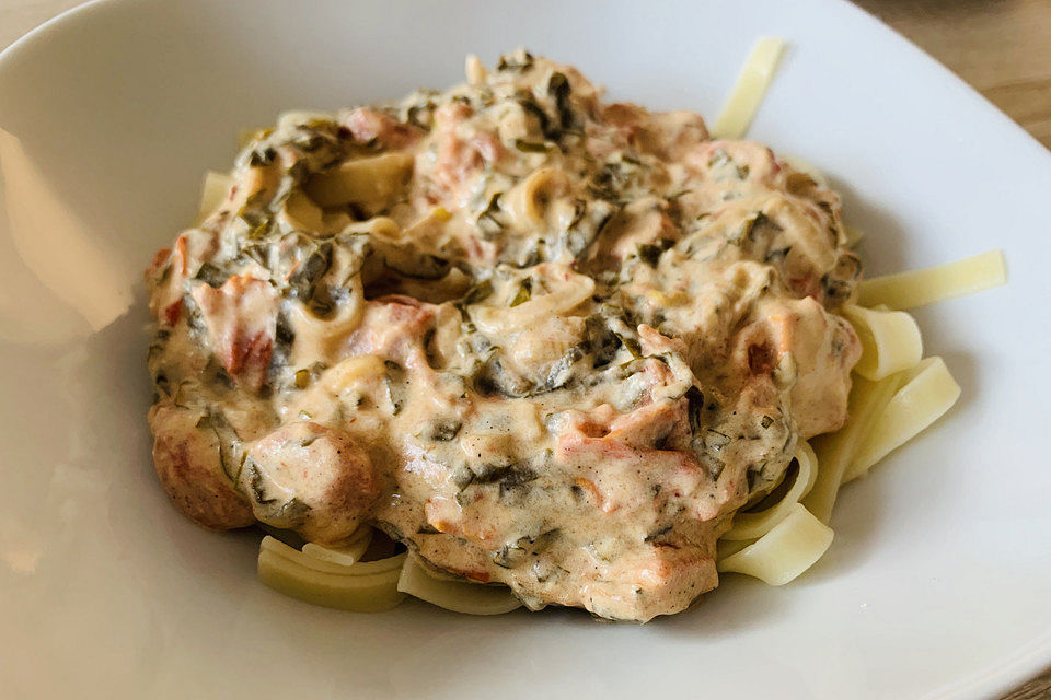 Pasta mit Bärlauch-Frischkäse-Soße und Cocktailtomaten