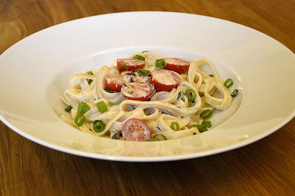 Pasta mit Bärlauch-Frischkäse-Soße und Cocktailtomaten