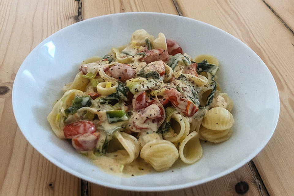 Pasta mit Bärlauch-Frischkäse-Soße und Cocktailtomaten