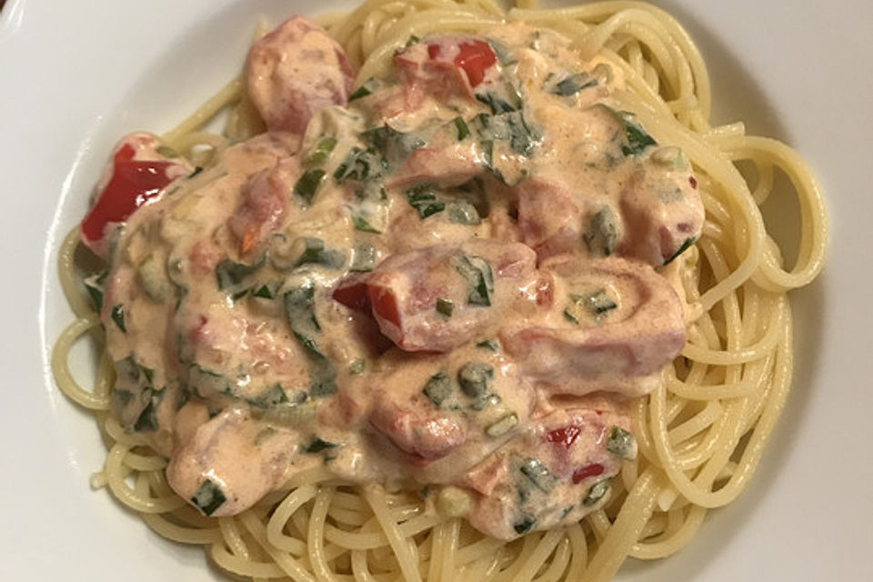 Pasta mit Bärlauch-Frischkäse-Soße und Cocktailtomaten