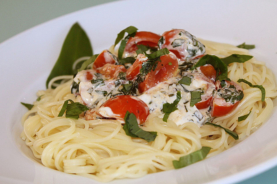 Pasta mit Bärlauch-Frischkäse-Soße und Cocktailtomaten