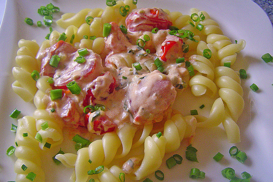 Pasta mit Bärlauch-Frischkäse-Soße und Cocktailtomaten