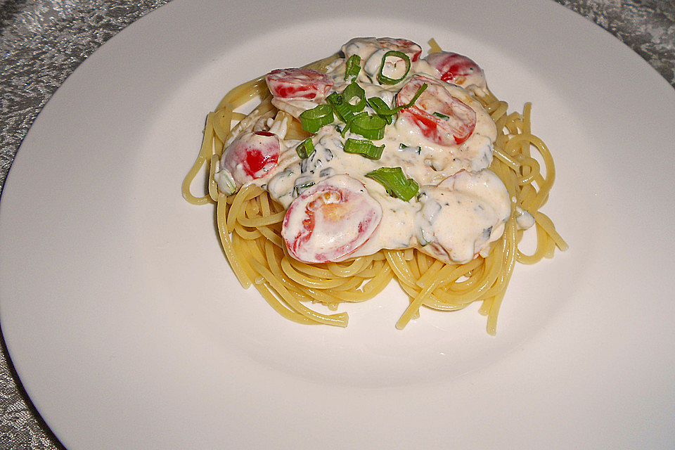 Pasta mit Bärlauch-Frischkäse-Soße und Cocktailtomaten