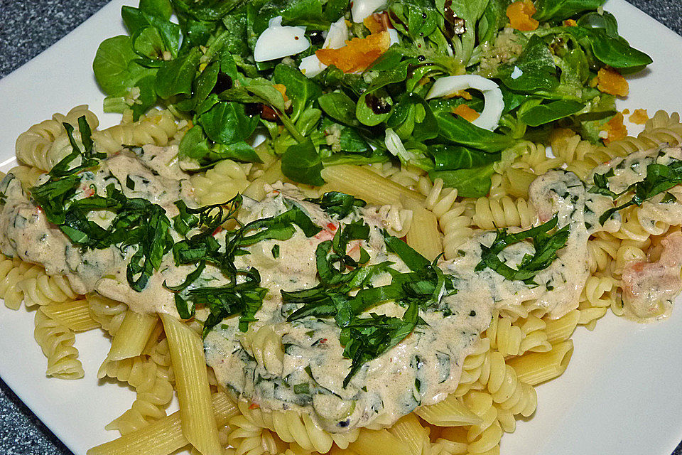 Pasta mit Bärlauch-Frischkäse-Soße und Cocktailtomaten