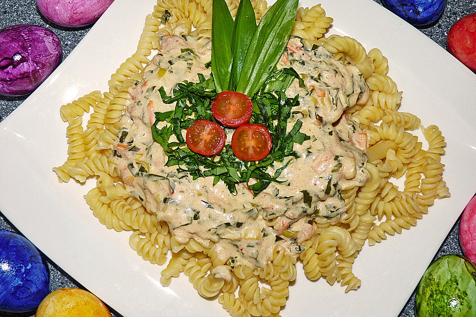 Pasta mit Bärlauch-Frischkäse-Soße und Cocktailtomaten