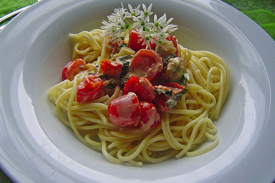 Pasta mit Bärlauch-Frischkäse-Soße und Cocktailtomaten