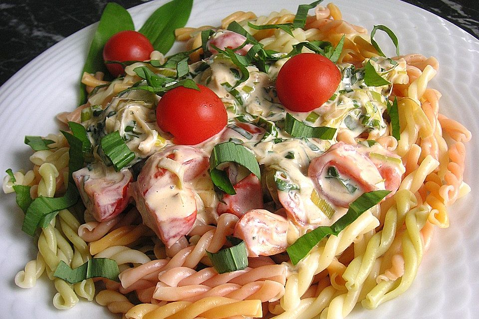 Pasta mit Bärlauch-Frischkäse-Soße und Cocktailtomaten